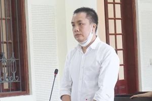 Bị phạt tù vì làm giấy tờ giả xe Camry của mình