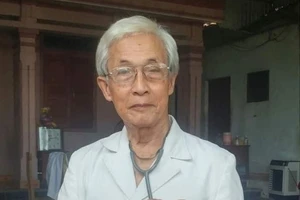 Bác sĩ 78 tuổi viết đơn tình nguyện đi chống dịch COVID-19