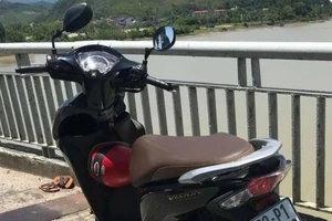 Nghi vấn cô gái 26 tuổi để lại xe máy trên cầu rồi tự tử 