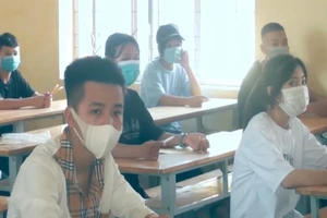 Nắng như đổ lửa, thí sinh thi vào lớp 10 ở Hà Tĩnh giải toán tính tiền điện