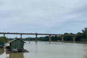 Người phụ nữ để lại 3 con nhỏ rồi nhảy cầu ở Sông Lam tự vẫn