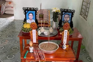 Phát hiện thi thể mẹ ôm con 6 tuổi dưới ao nước 