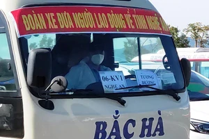 Xúc động đón 900 công nhân ở Bắc Giang về quê nhà Nghệ An