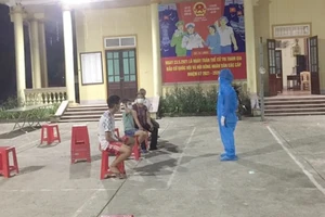 Nữ nhân viên y tế bật khóc khi gặp 2 con lúc đi lấy mẫu trong khu phong tỏa 