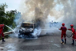 Ô tô tải và xe đầu kéo đang chạy thì bốc cháy dữ dội