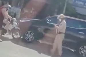 Tài xế cho ô tô chạy lùi bất chấp hiệu lệnh CSGT 