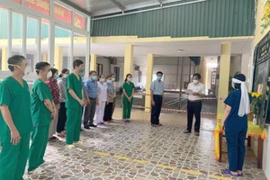 Nữ kỹ thuật viên nghẹn ngào lập bàn thờ mẹ chồng ở BV dã chiến chữa COVID-19