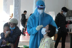 Mệt mỏi với xét nghiệm COVID-19 để... được vào, ra TP Vinh 