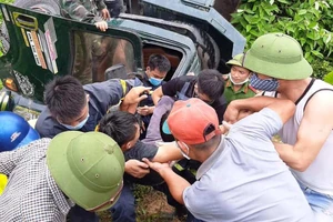 12 cảnh sát giải cứu tài xế trong ca bin xe tải bị lật ở Nghệ An