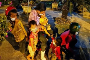 Xe cứu thương đưa 2 người vợ với 4 đứa con bị 'lạc' chồng về quê