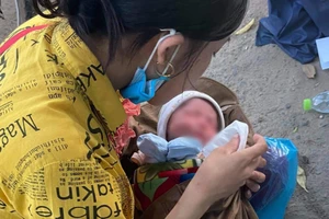 Vợ chồng anh Xồng Bá Xò cùng bé con 10 ngày tuổi đã về tới Nghệ An