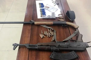 Bắt kẻ trốn truy nã ôm súng cố thủ trong nhà ở Nghệ An 