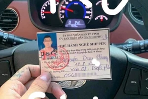 Lên xe hơi khoe ‘làm thẻ shipper chỉ để đi đường’, bị xử phạt