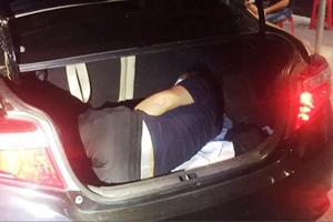 1 người Trung Quốc trốn trong cốp ô tô qua chốt kiểm soát