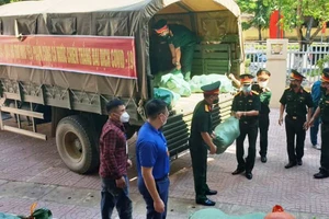 Bộ đội, tình nguyện viên trao thực phẩm cho người dân gặp khó ở TP Vinh 