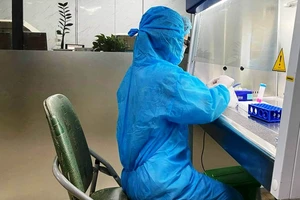 2 người có 8 F1 cùng dương tính với COVID-19