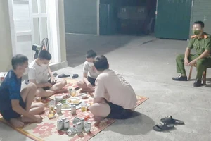 4 thanh niên nhậu gần hết thùng bia, bị đề nghị phạt 60 triệu đồng