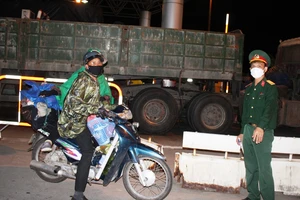 Không thể ký ‘giấy tiếp nhận’ để người dân đi bộ từ TP.HCM về Nghệ An