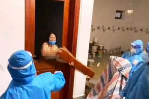 Người cởi quần áo chống đối đi cách ly tập trung bị khởi tố 