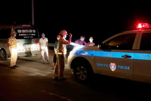 Xe cứu thương mở đèn ưu tiên để... chở khách về quê