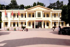 Phó chủ tịch xã ký giấy cho 5 người vùng dịch về quê bị tạm đình chỉ công tác