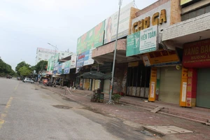 Tiêm vaccine cho tiểu thương ở TP Vinh để chuẩn bị mở lại chợ 