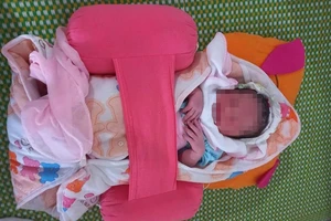 Phát hiện bé sơ sinh để trong túi bóng, bỏ rơi bên đường 