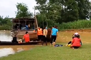 Tìm thấy người đàn ông mất tích trên sông Con do lũ lớn 