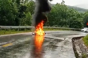 Bị áo mưa cuốn vào bánh xe máy, một phụ nữ bị thương