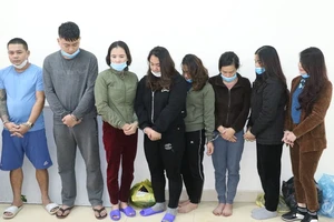 Phá nhóm dùng ô tô chở con bạc lên đồi, cảnh giác bằng bộ đàm