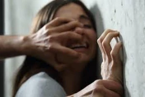 Tạm giữ hình sự nhân viên trường học dâm ô nữ sinh lớp 9