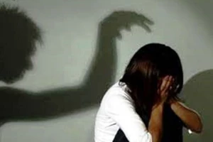 Khởi tố 2 bị can tội hiếp dâm, truy tìm người tung clip lên mạng xã hội