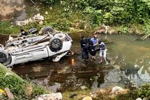 Xe bán tải lao lật ngửa xuống nước, 3 người nguy kịch 