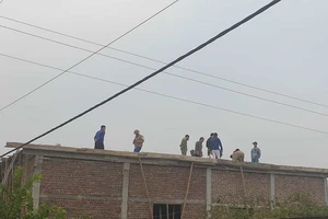 Cây sắt chạm vào dây điện trung thế, 2 người thương vong