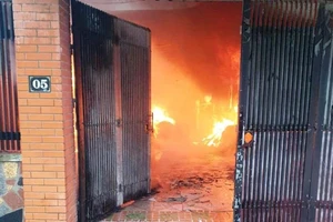 Giải cứu 2 người dân trong căn nhà đang cháy dữ dội