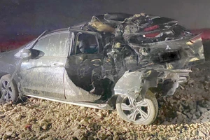 Xe tải tông ô tô 7 chỗ xuống ruộng, tài xế mắc kẹt bên trong