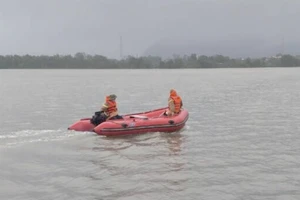 Cảnh sát đang dầm mưa tìm kiếm thanh niên nghi mất tích trên sông Lam