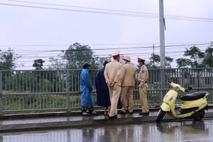 Công an thuyết phục, ngăn chặn kịp thời người phụ nữ định nhảy sông tự tử 