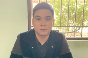 Tạm giữ kẻ giả danh trí thức, lắm của lừa tiền cô gái