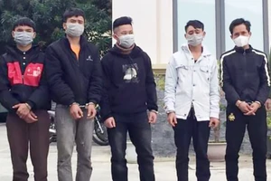 Khởi tố người trèo tường vào khu cách ly gặp bạn gái, đánh công an