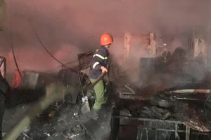 Cháy 2 nhà dân đêm giao thừa, 1 người bị bỏng khi dập lửa