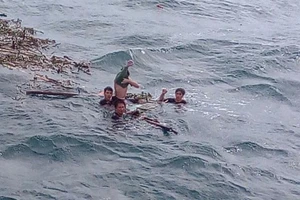 Hà Tĩnh: 16 ngư dân bị sóng đánh chìm trên biển đã trở về