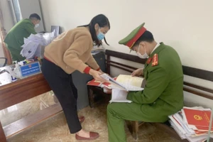 Khởi tố 2 cán bộ địa chính vòi tiền dân khi xin cấp sổ đỏ