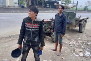 Công an truy tìm 2 kẻ trộm xe công nông