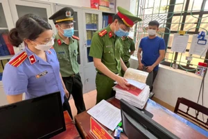 Khởi tố thêm 1 cán bộ địa chính ‘ăn tiền’ dân khi làm thủ tục cấp sổ hồng 