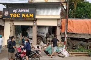 Xe đầu kéo lao vào tiệm cắt tóc