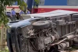 Xe tải cố vượt qua đường sắt bị tàu hỏa đâm lật, 2 người thương vong