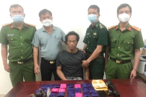 Thủ súng, lựu đạn đi buôn 4.000 viên ma túy 