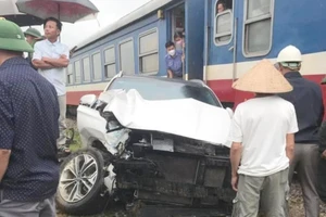 Tàu hỏa tông trúng ô tô chở 5 người