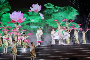 Hàng trăm người từ TP.HCM ra trình diễn áo dài Sen ở Nghệ An 